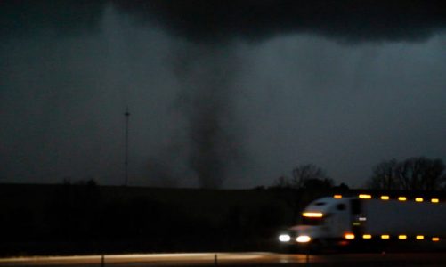 1 mort Ca furtuna neobișnuită din Midwest aduce vânturi de forță de uragan